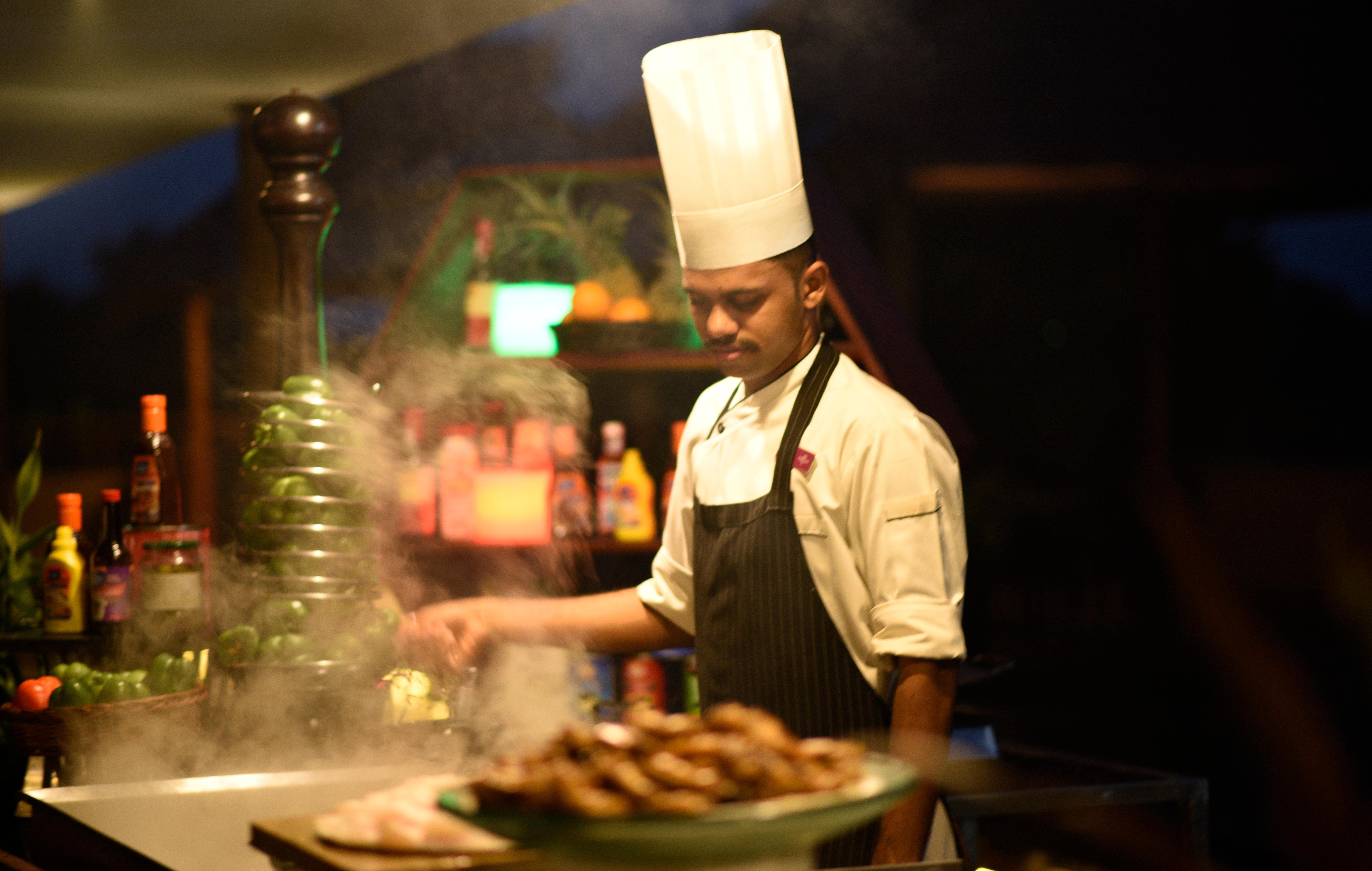 Crowne Plaza Kochi By Ihg Hotel Eksteriør billede A chef at work