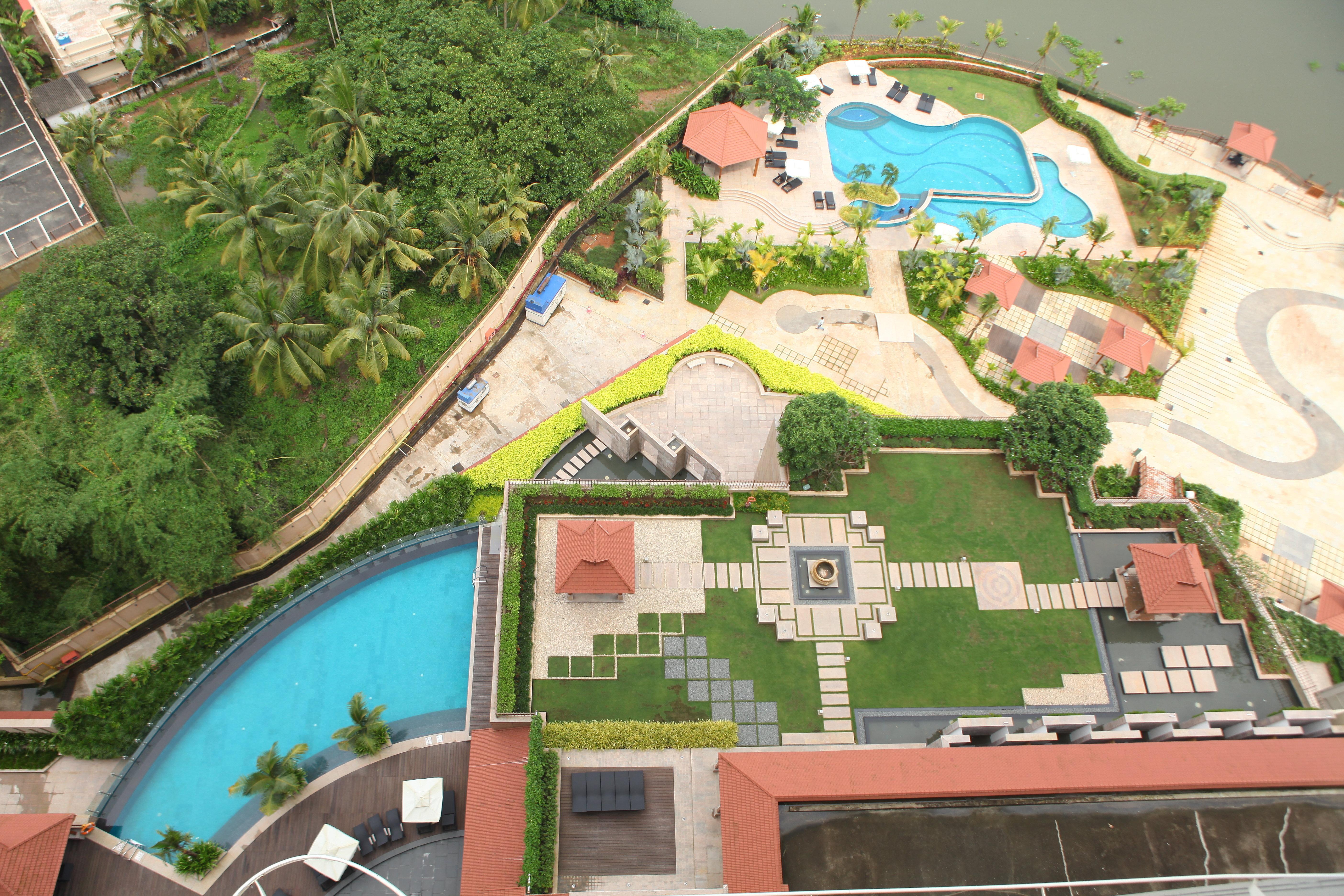 Crowne Plaza Kochi By Ihg Hotel Eksteriør billede The swimming pool at the hotel