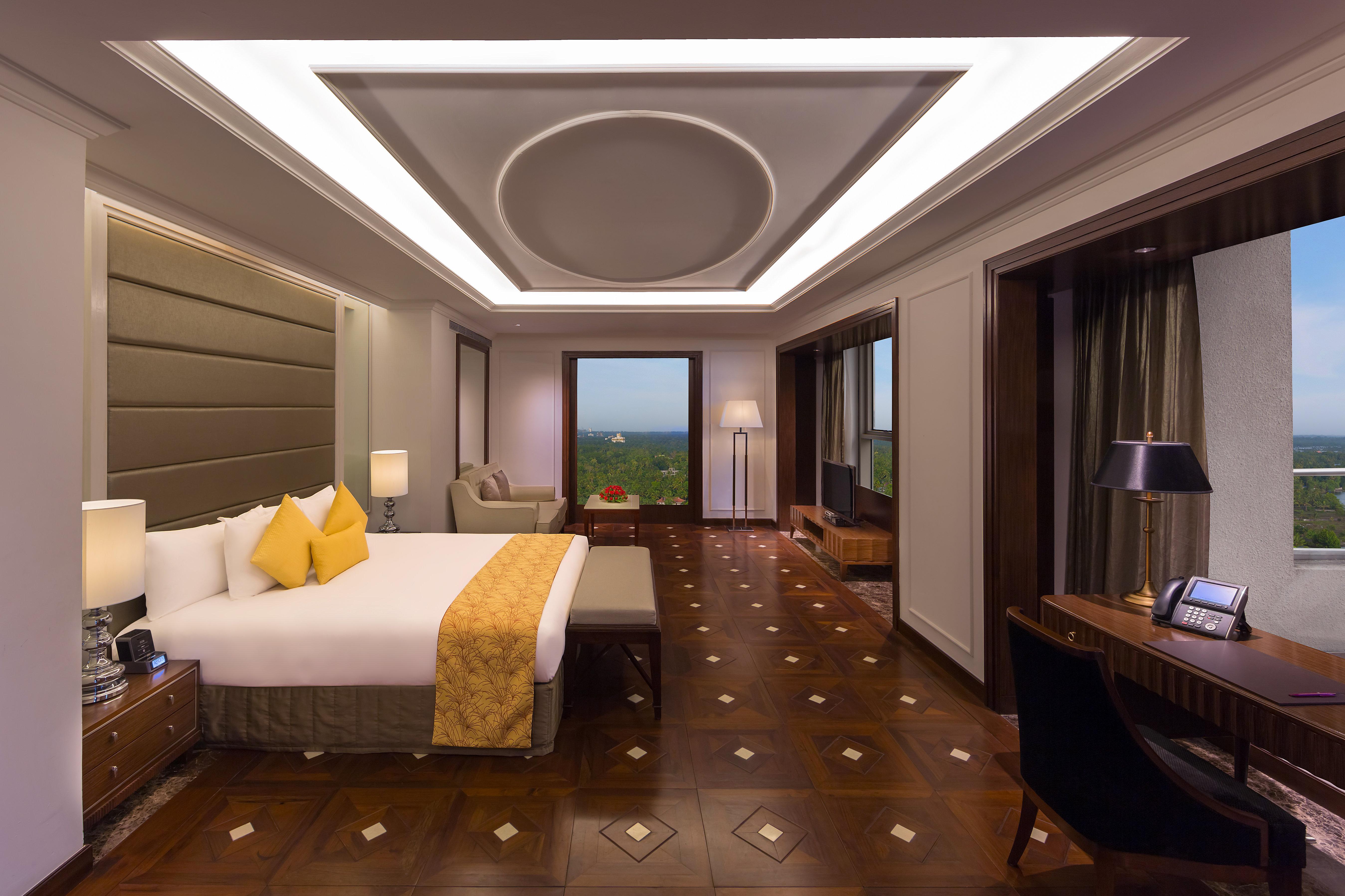 Crowne Plaza Kochi By Ihg Hotel Eksteriør billede Suite at the Taj Bengal