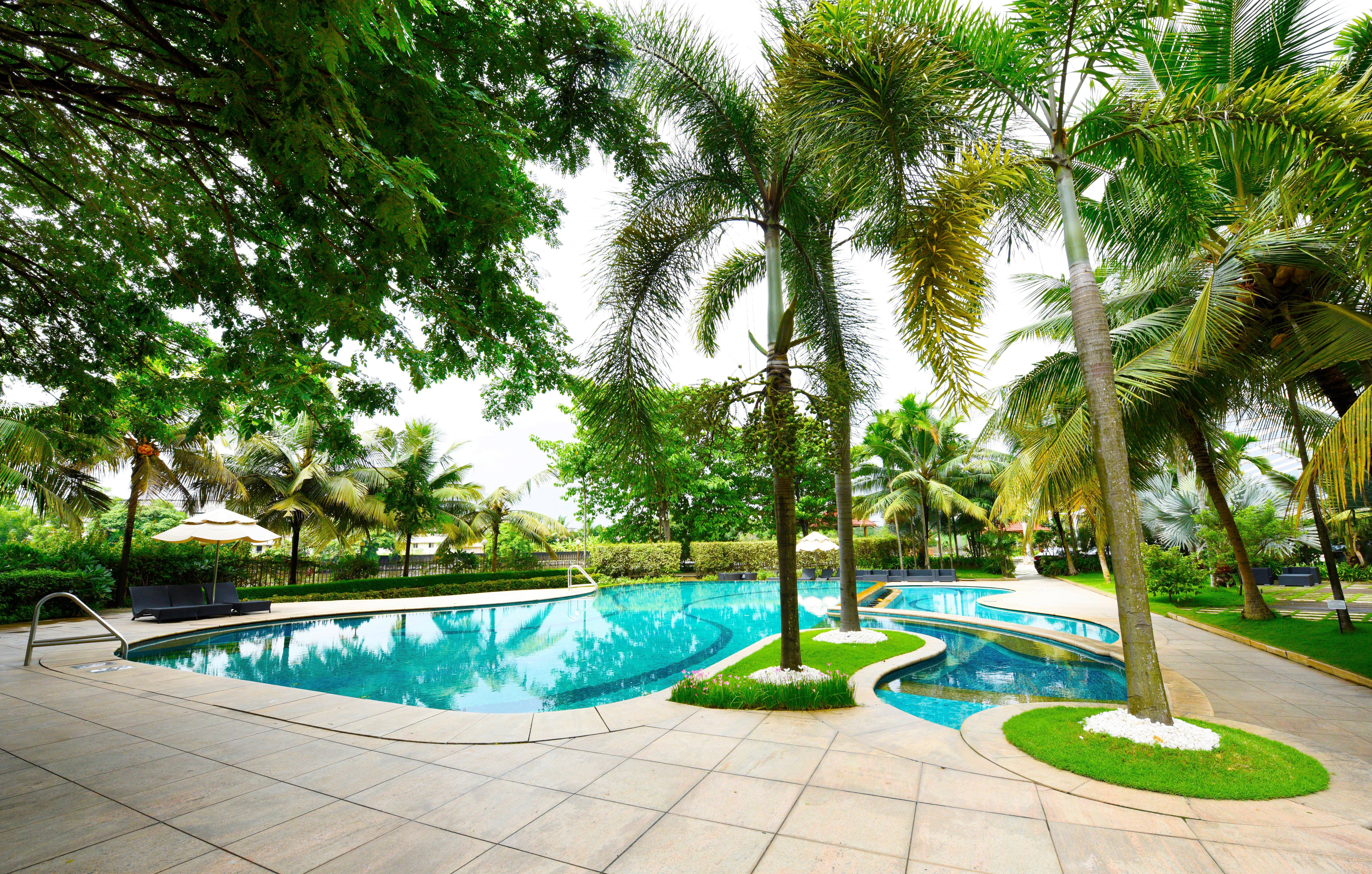 Crowne Plaza Kochi By Ihg Hotel Eksteriør billede The pool at the hotel