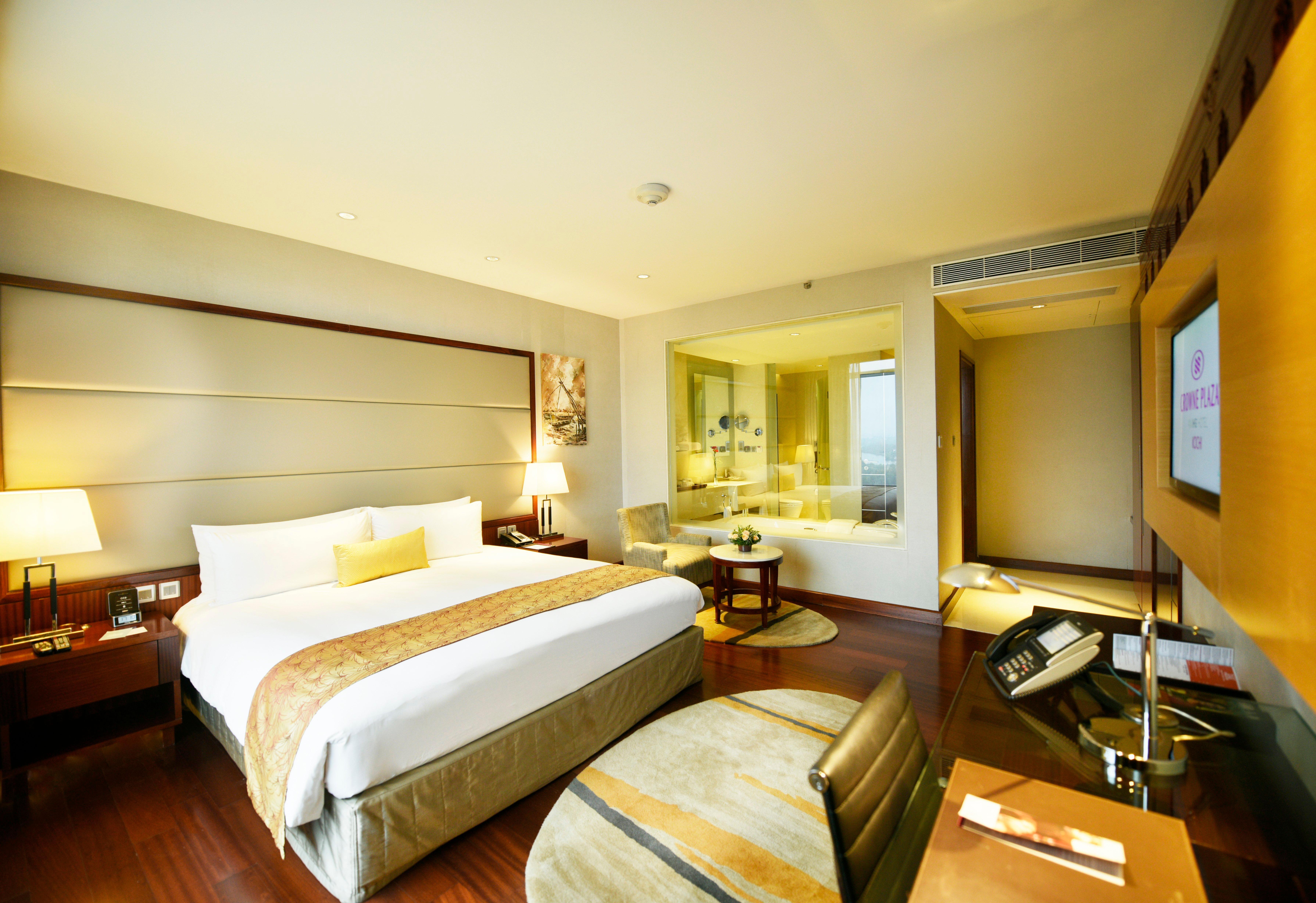 Crowne Plaza Kochi By Ihg Hotel Eksteriør billede A room at the Taj Bengal