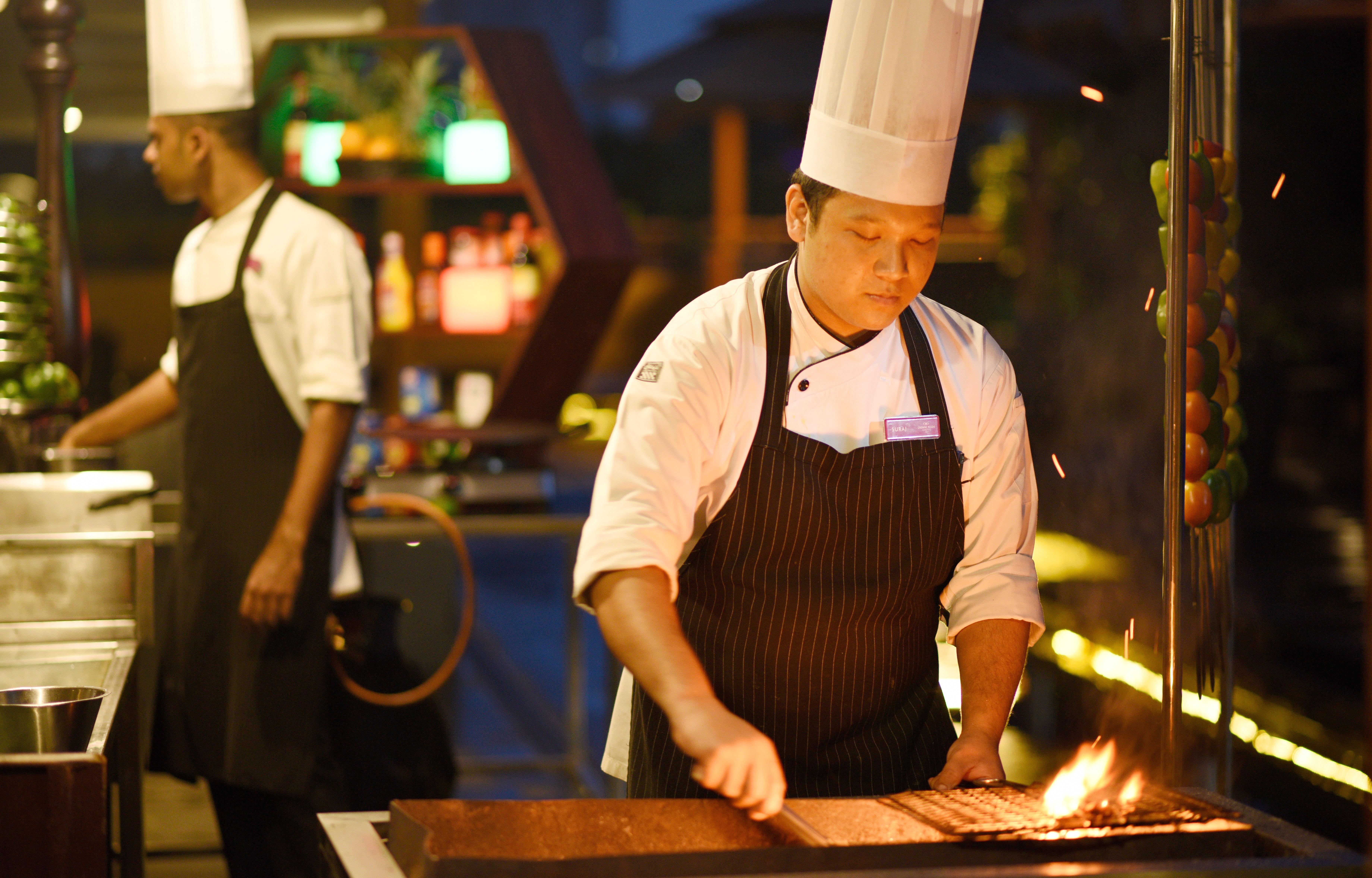 Crowne Plaza Kochi By Ihg Hotel Eksteriør billede A chef cooking with a blowtorch