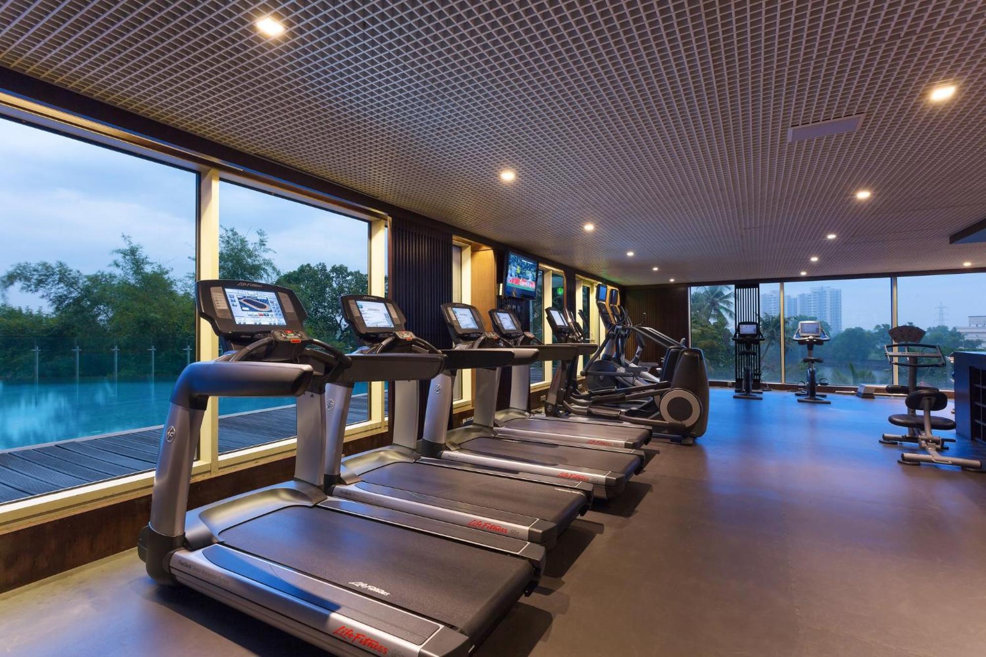 Crowne Plaza Kochi By Ihg Hotel Eksteriør billede The gym at the hotel