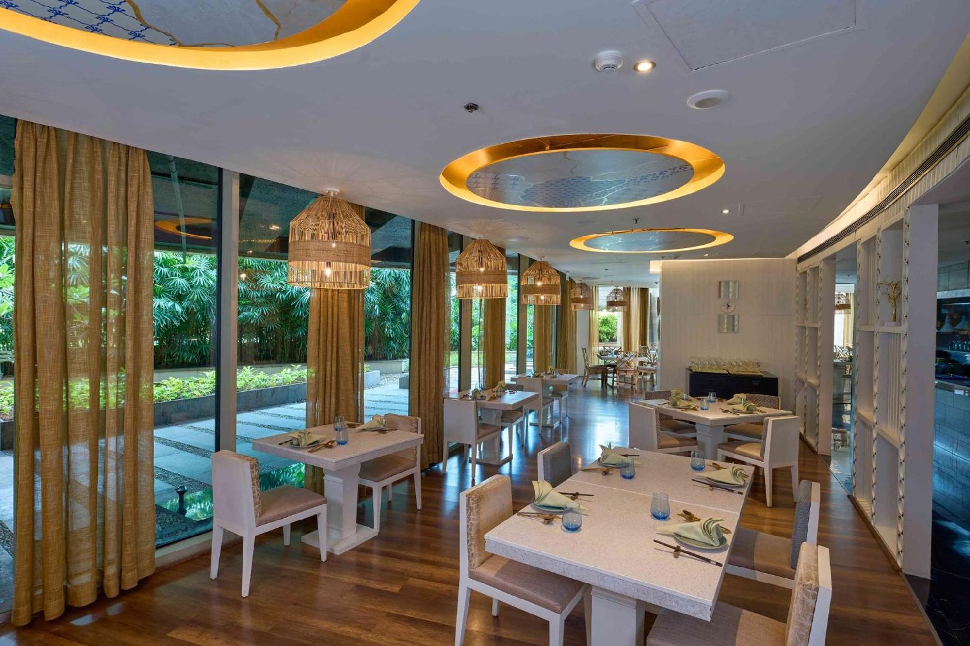 Crowne Plaza Kochi By Ihg Hotel Eksteriør billede The restaurant