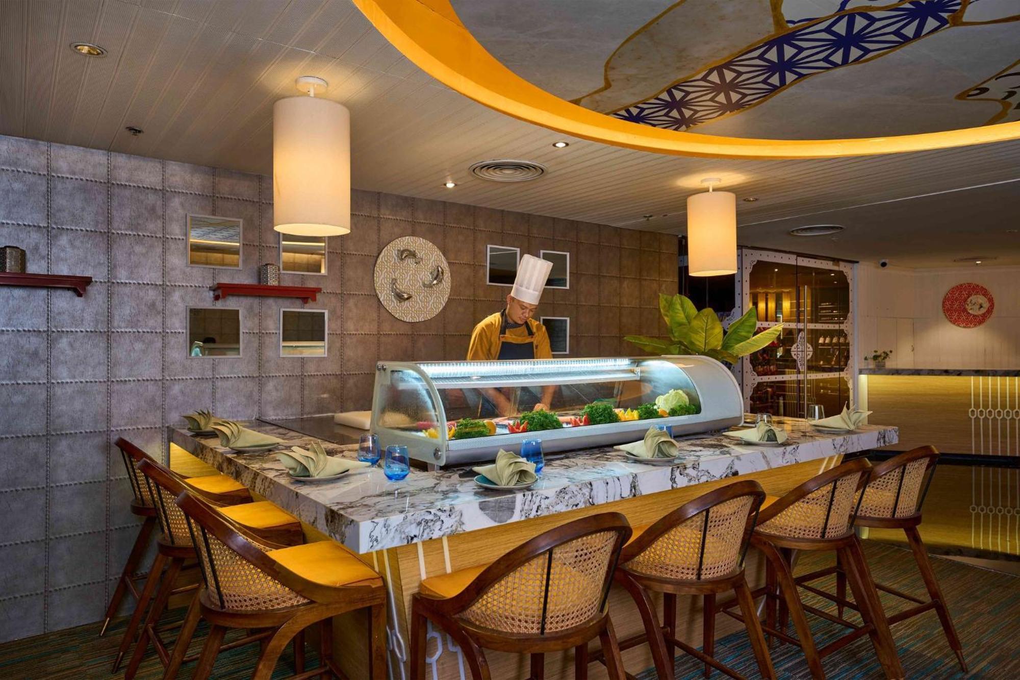 Crowne Plaza Kochi By Ihg Hotel Eksteriør billede Sushi bar