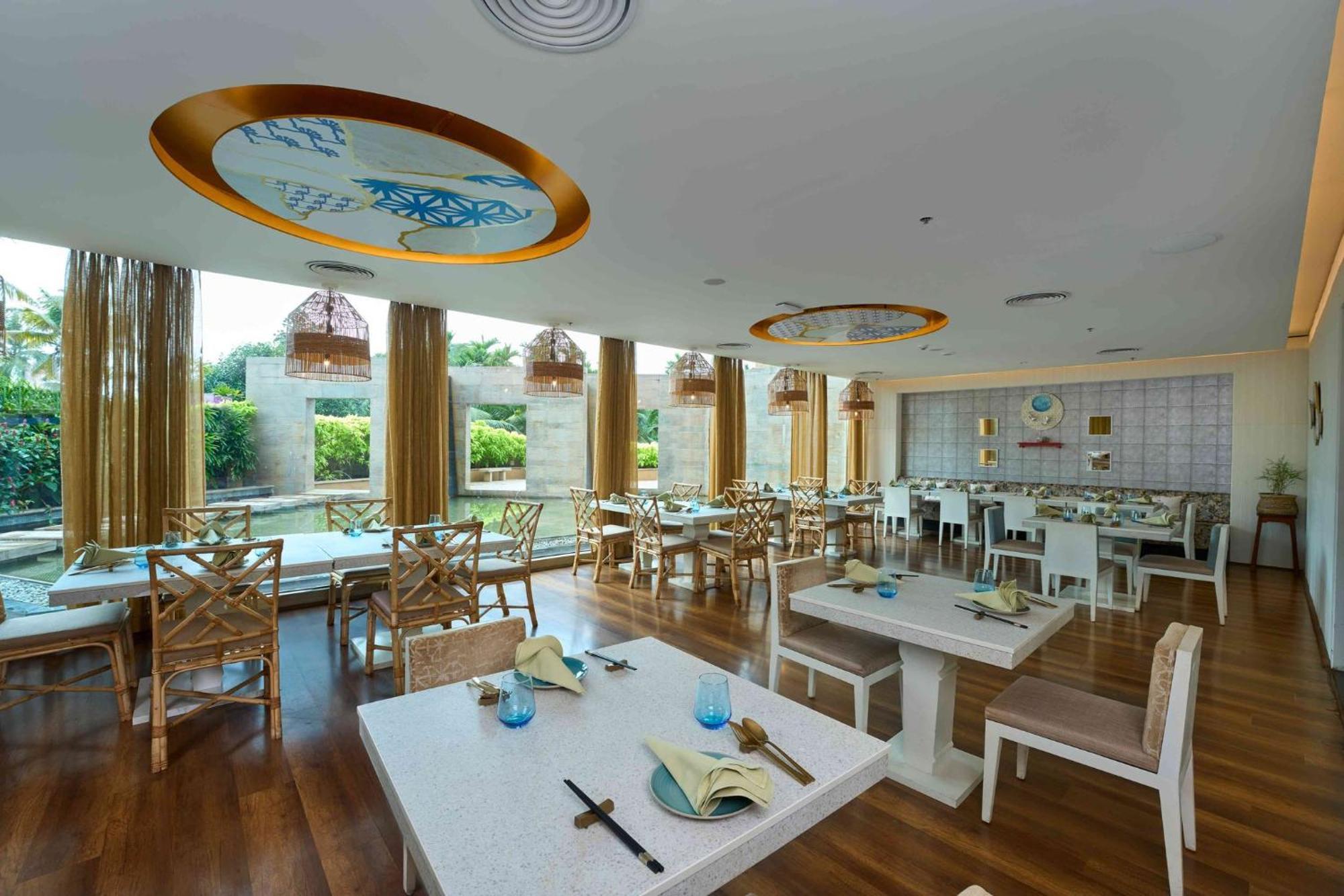 Crowne Plaza Kochi By Ihg Hotel Eksteriør billede The restaurant