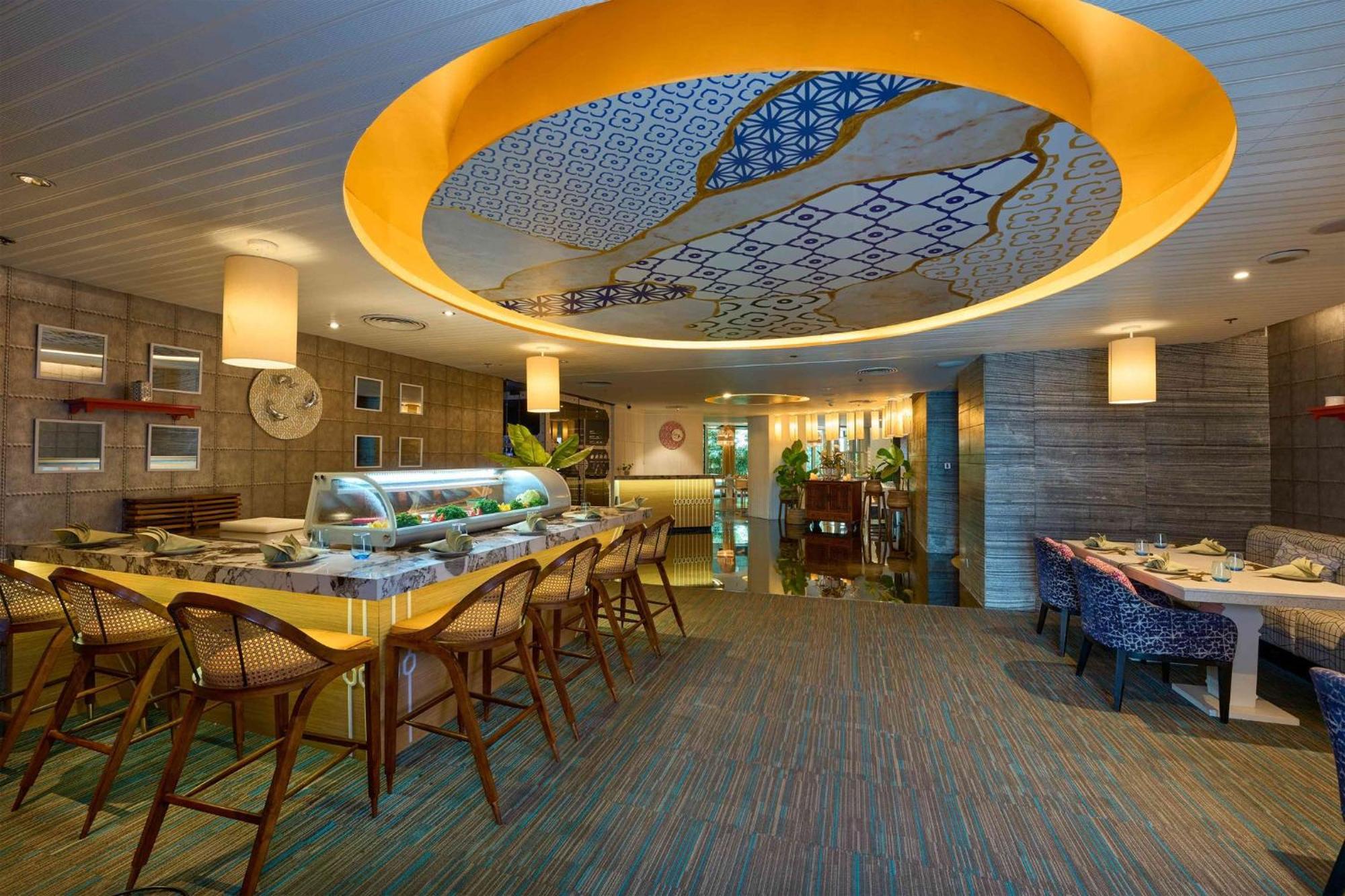 Crowne Plaza Kochi By Ihg Hotel Eksteriør billede The restaurant