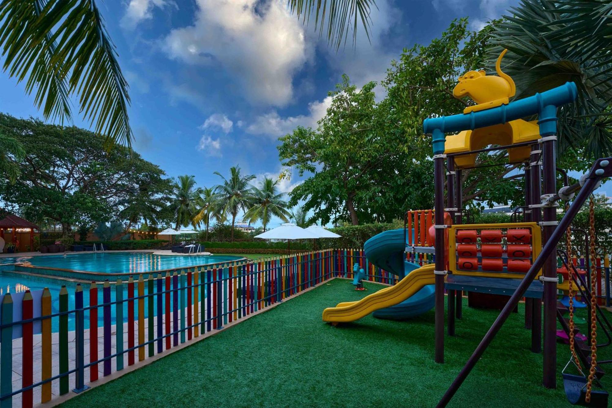 Crowne Plaza Kochi By Ihg Hotel Eksteriør billede Playground at the hotel